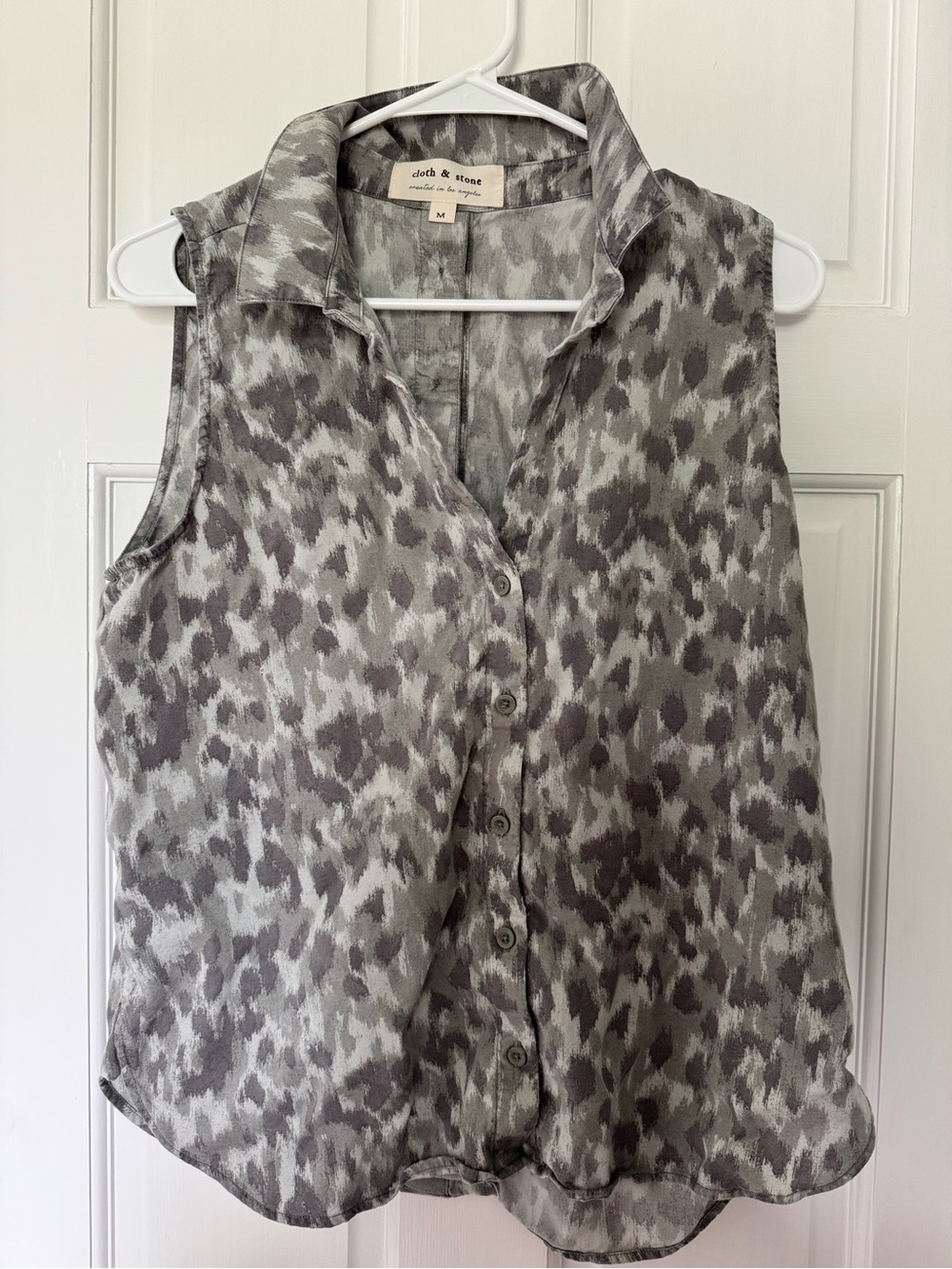 Anthropologie Cloth & Stone Gray Printed Sleeveless Button Top Medium